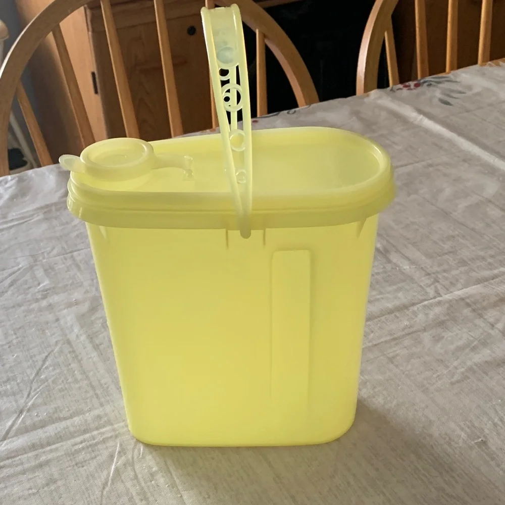 Tupperware Vintage Lemon Yellow Juice/Beverage Pitcher 1970s & Juice Strainer